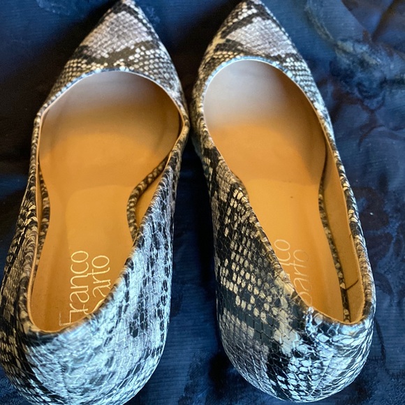 Franco Sarto Gray Snakeskin, Pointed Toe Pumps.9 M.Preowned,excellent condition. - Picture 2 of 7